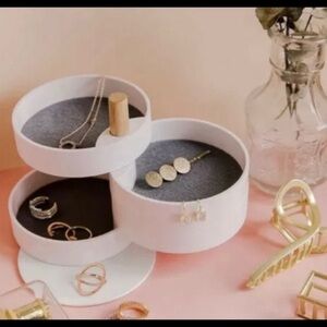 The 2 bandits tiered catchall tray